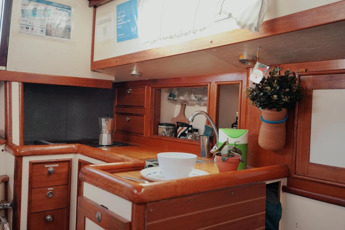 Отель Cozy Lisbon Marina Sleepaboard - Sail Away Экстерьер фото